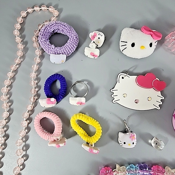 Hello Kitty Jewelry Lot in Hello Kitty Plastic Container Vintage About 18 Pieces - Picture 3 of 8